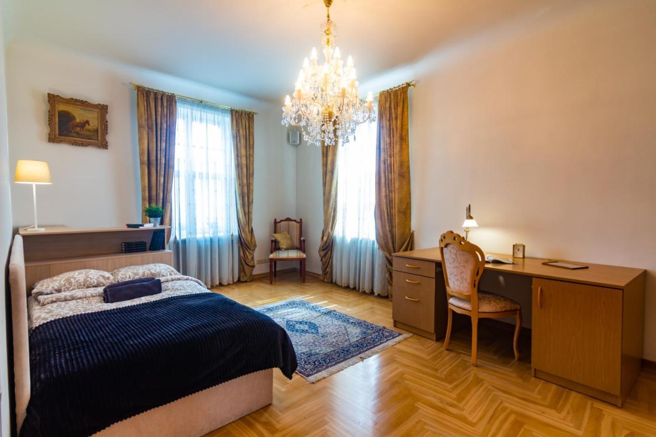 Classic Style Apartment In The Center Of รีกา ภายนอก รูปภาพ