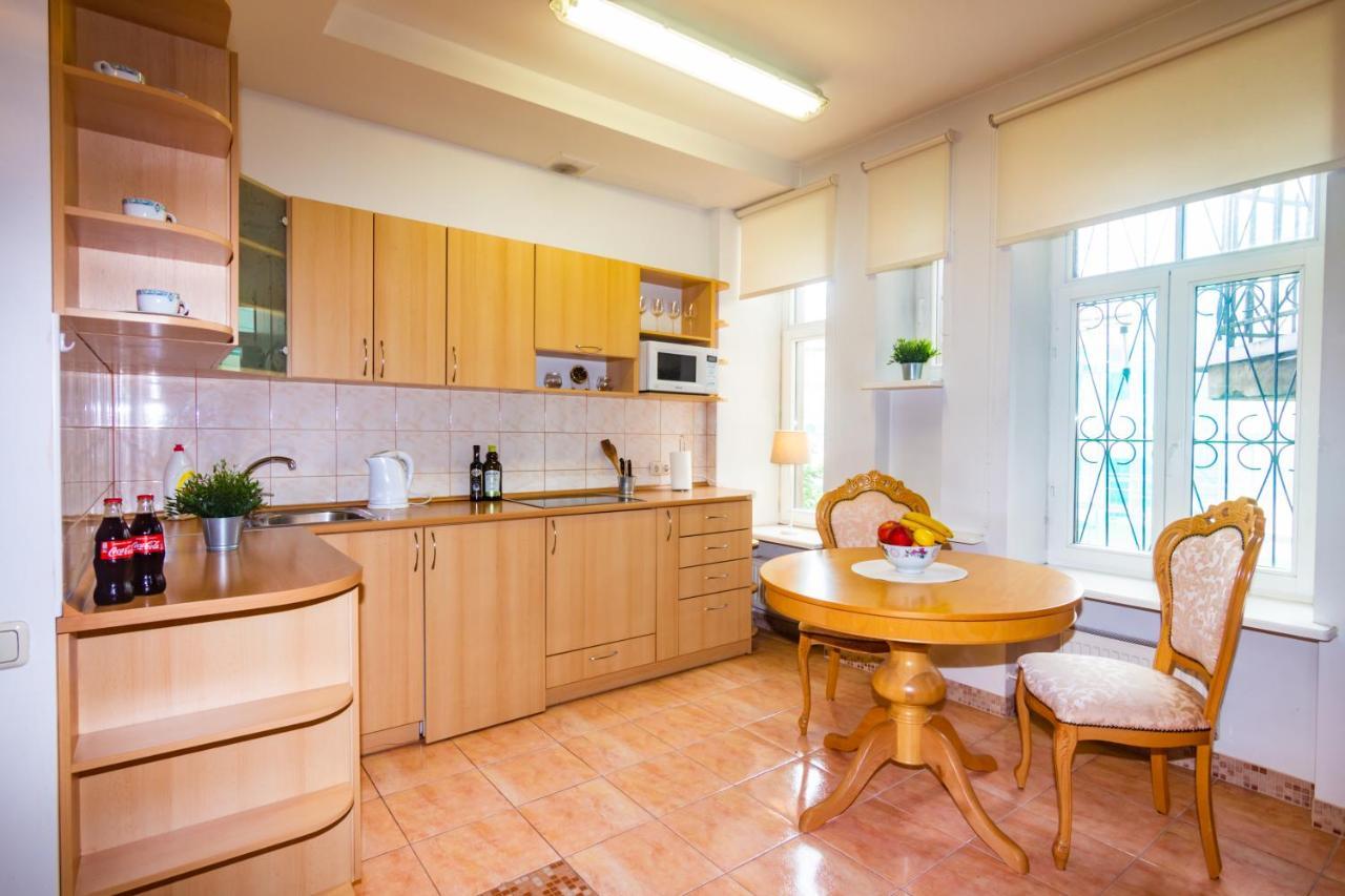Classic Style Apartment In The Center Of รีกา ภายนอก รูปภาพ