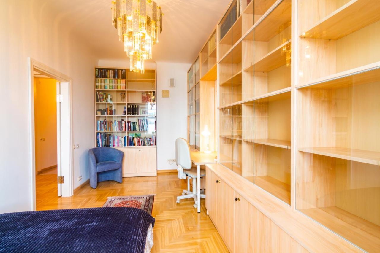 Classic Style Apartment In The Center Of รีกา ภายนอก รูปภาพ