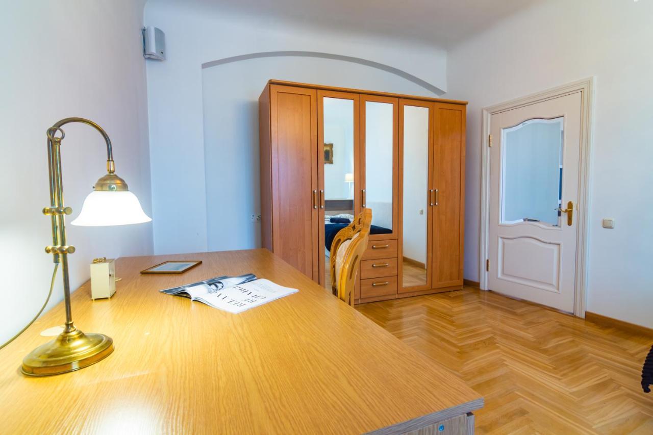 Classic Style Apartment In The Center Of รีกา ภายนอก รูปภาพ