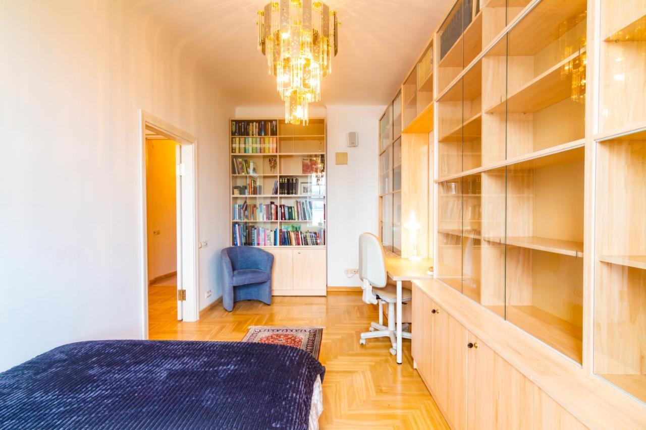 Classic Style Apartment In The Center Of รีกา ภายนอก รูปภาพ