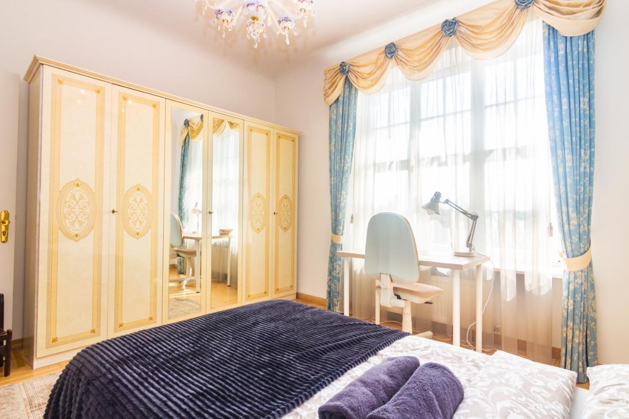 Classic Style Apartment In The Center Of รีกา ภายนอก รูปภาพ