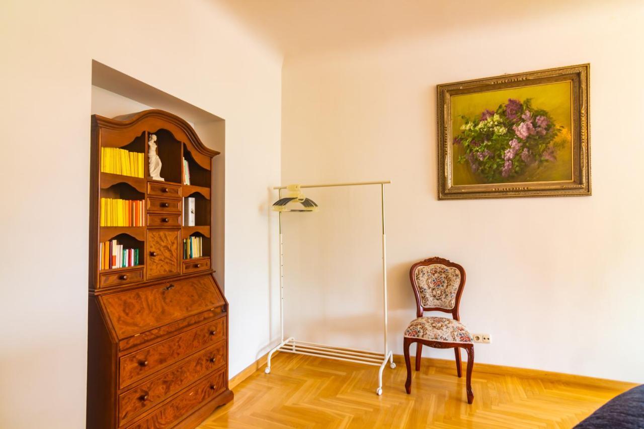 Classic Style Apartment In The Center Of รีกา ภายนอก รูปภาพ