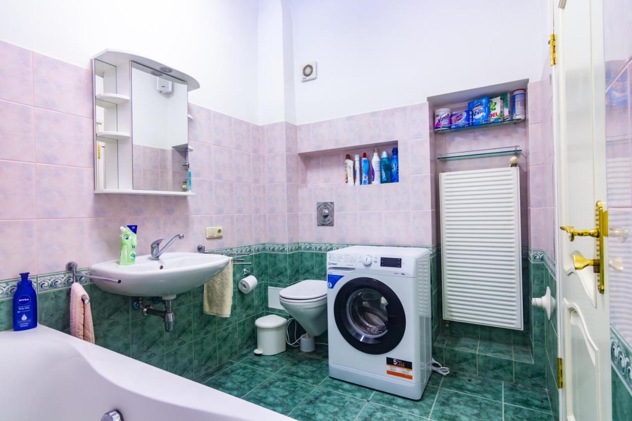 Classic Style Apartment In The Center Of รีกา ภายนอก รูปภาพ